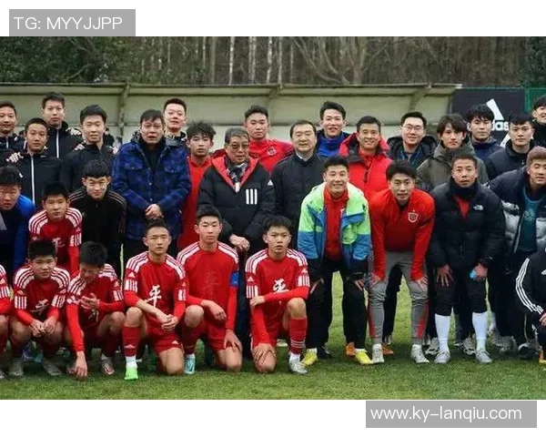 吕文君分享夺冠喜悦与恩师徐根宝合影重温崇明足球情怀 吕文君分享夺冠喜悦与恩师徐根宝合影重温崇明足球情怀