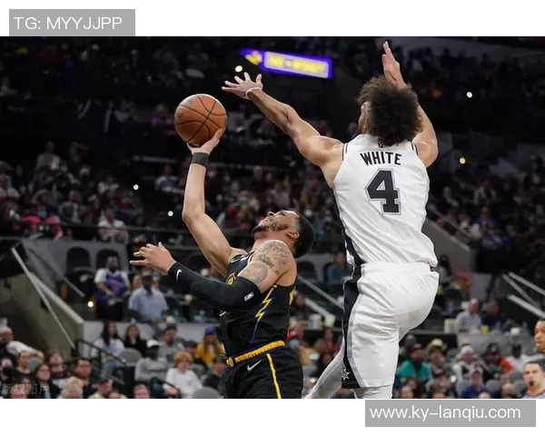 穆迪三分雨下32分闪耀全场张佳玮称赞首发组合攻势如虹 穆迪三分雨下32分闪耀全场张佳玮称赞首发组合攻势如虹